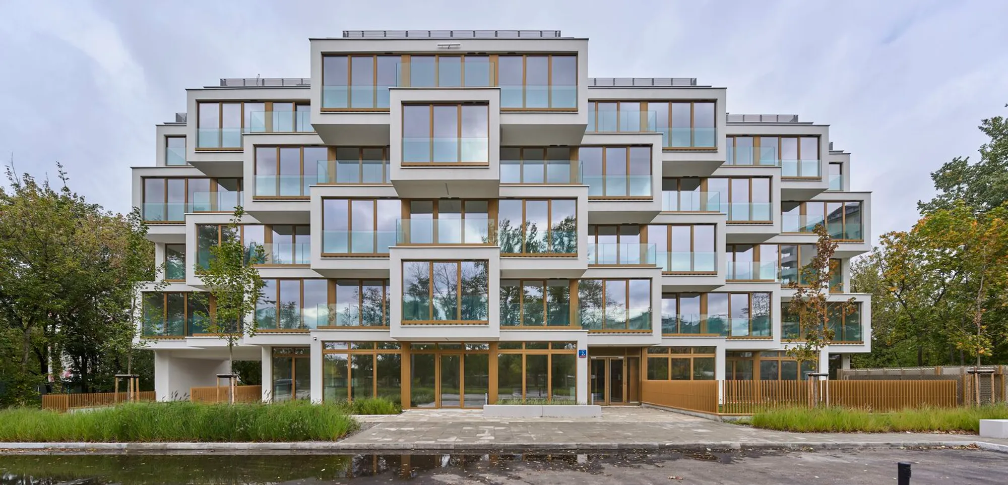 Potocka Apartments by POLE Architekci: A Context-Responsive, Sculptural Residential Block in Warsaw