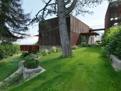 Deconstructed House by INNOCAD Architecture: A Sculptural Home Intertwined with History and Landscape in Linz, Austria