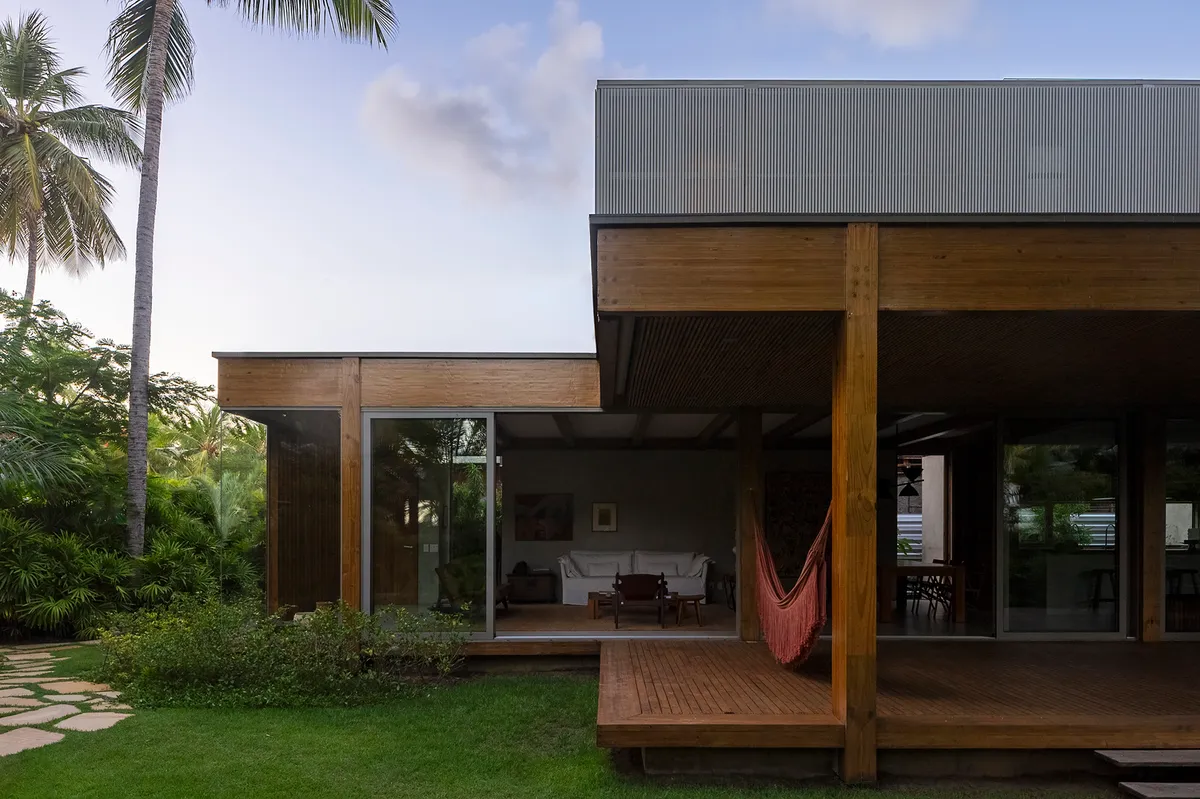 CLT House in Tropical Climate: House of Amendoeiras by Play Arquitetura in Bahia, Brazil