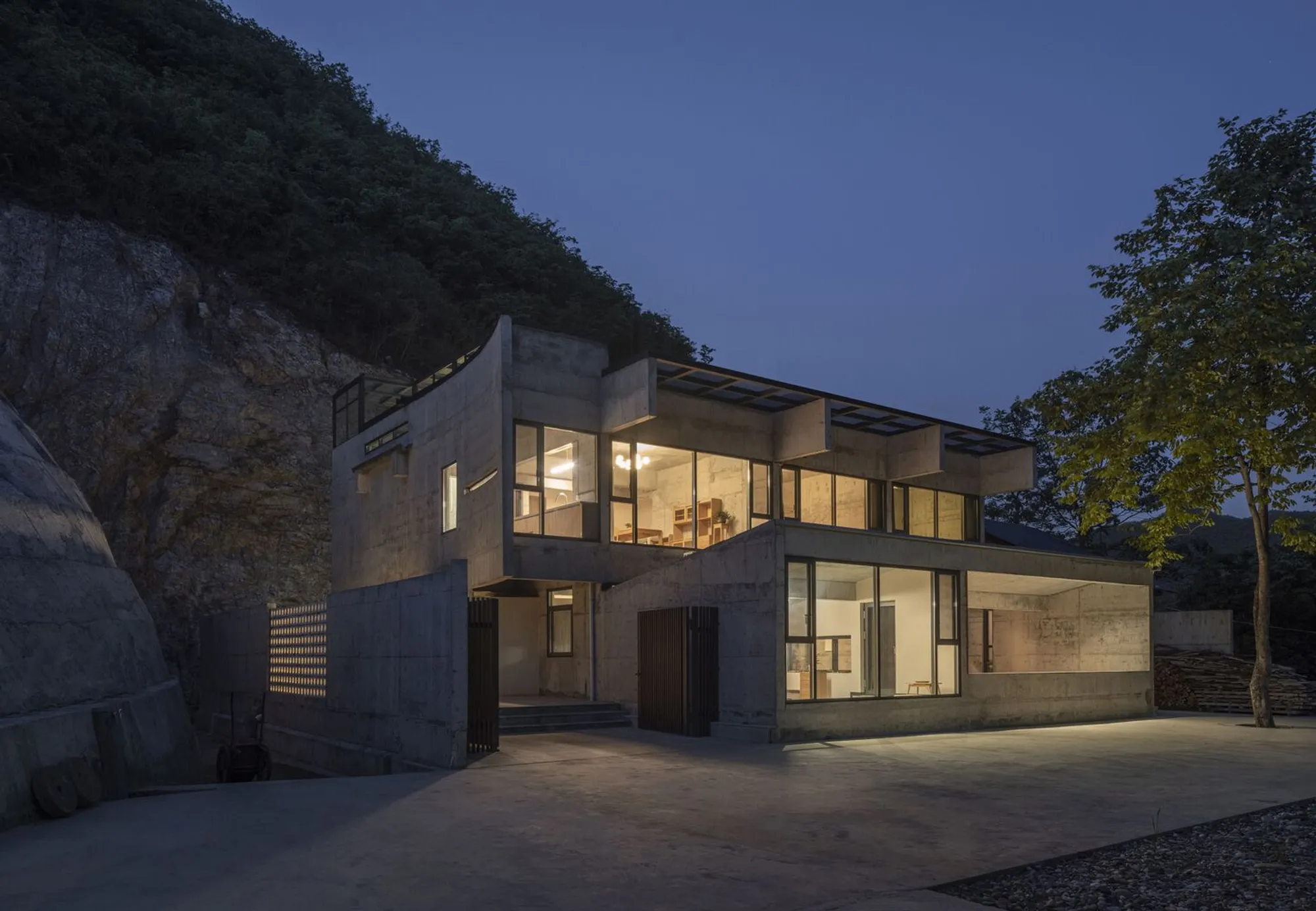 Cliff House by LI WENXI Architects: A Geometric Dialogue with the Mountain Landscape of Shiyan, China
