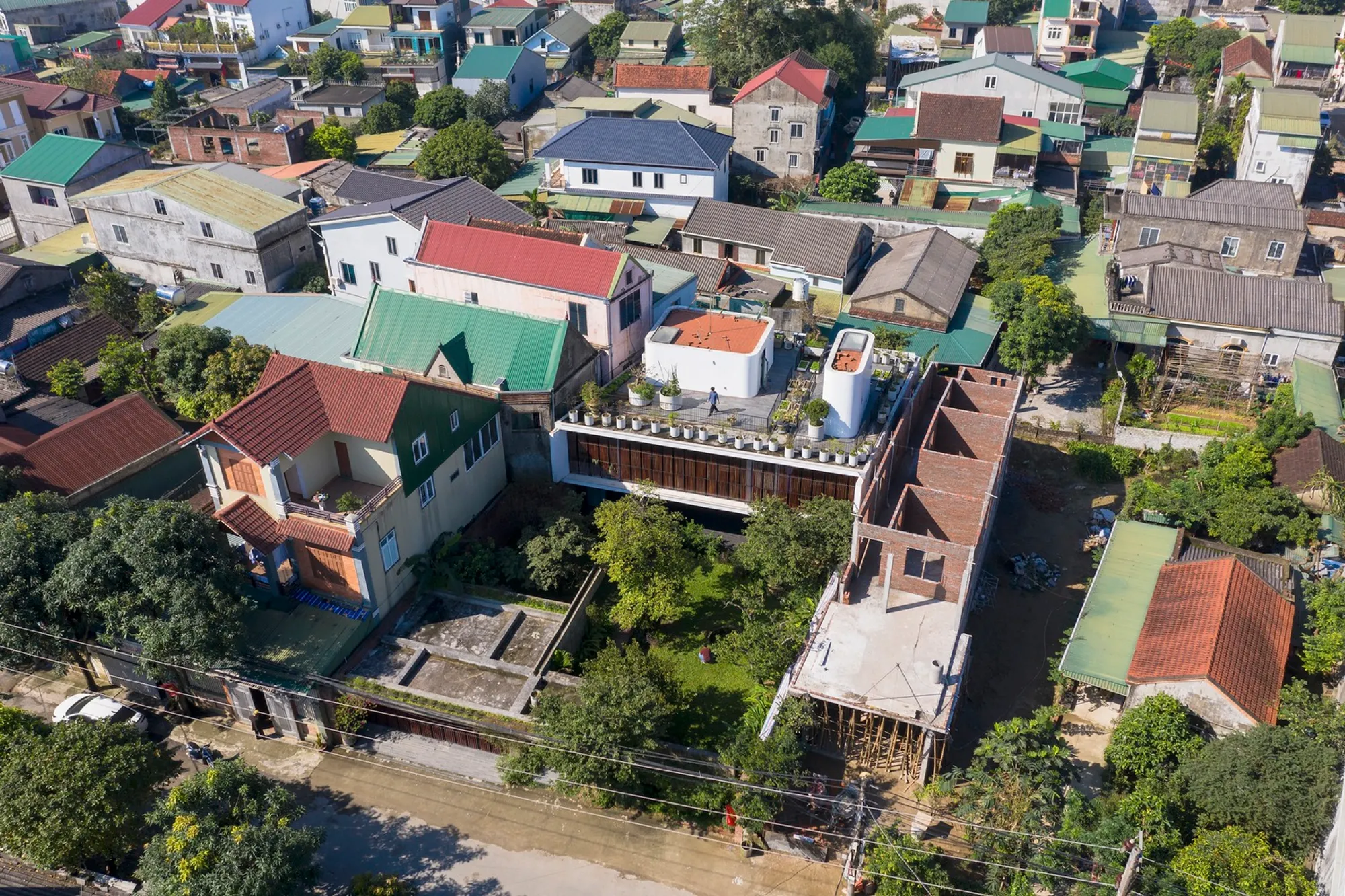 V8 House by TNT Architects: A Harmonious Fusion of Tradition, Nature, and Modern Vietnamese Architecture
