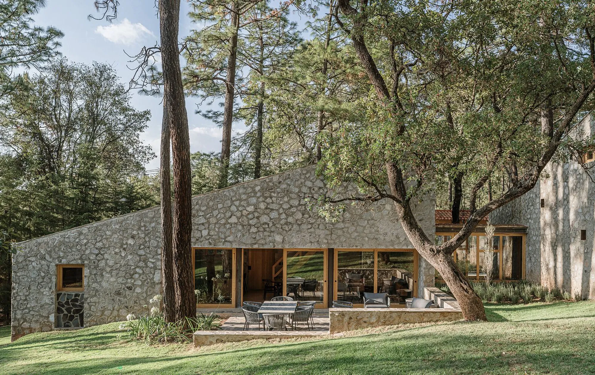 Petraia House by ARGDL: A Contemporary Vernacular Retreat in Tapalpa, Mexico