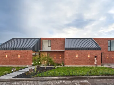 House Between Gardens by TEC Taller EC: A Harmonious Integration of Architecture and Nature in Cumbayá, Ecuador