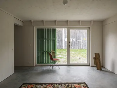 Atelierhaus in Bobingen by Ludwig Zitzelsberger: A Refined Expression of Contemporary Barn Architecture