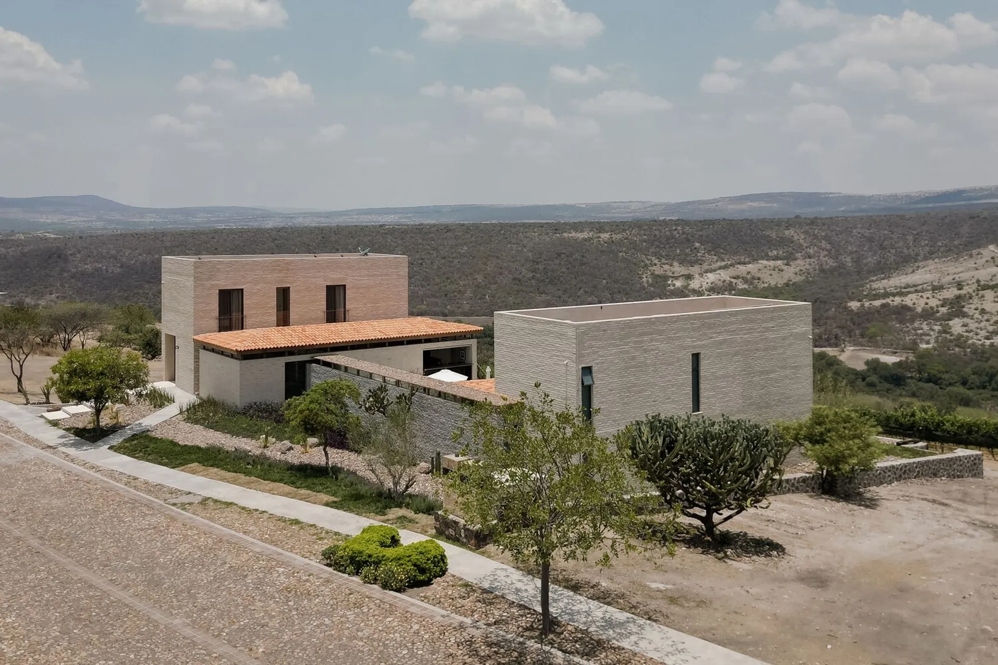 Zarcillo Residence by estudio ar: A Brick-Clad Sanctuary Embracing Mexico’s Vineyard Landscape