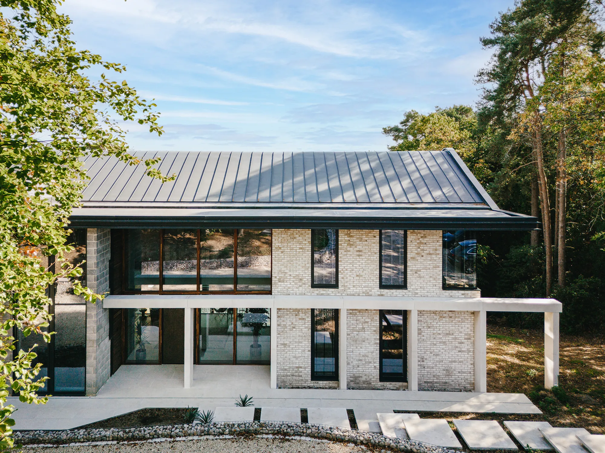Treetops House by OB Architecture: A Sculptural Home Immersed in Nature