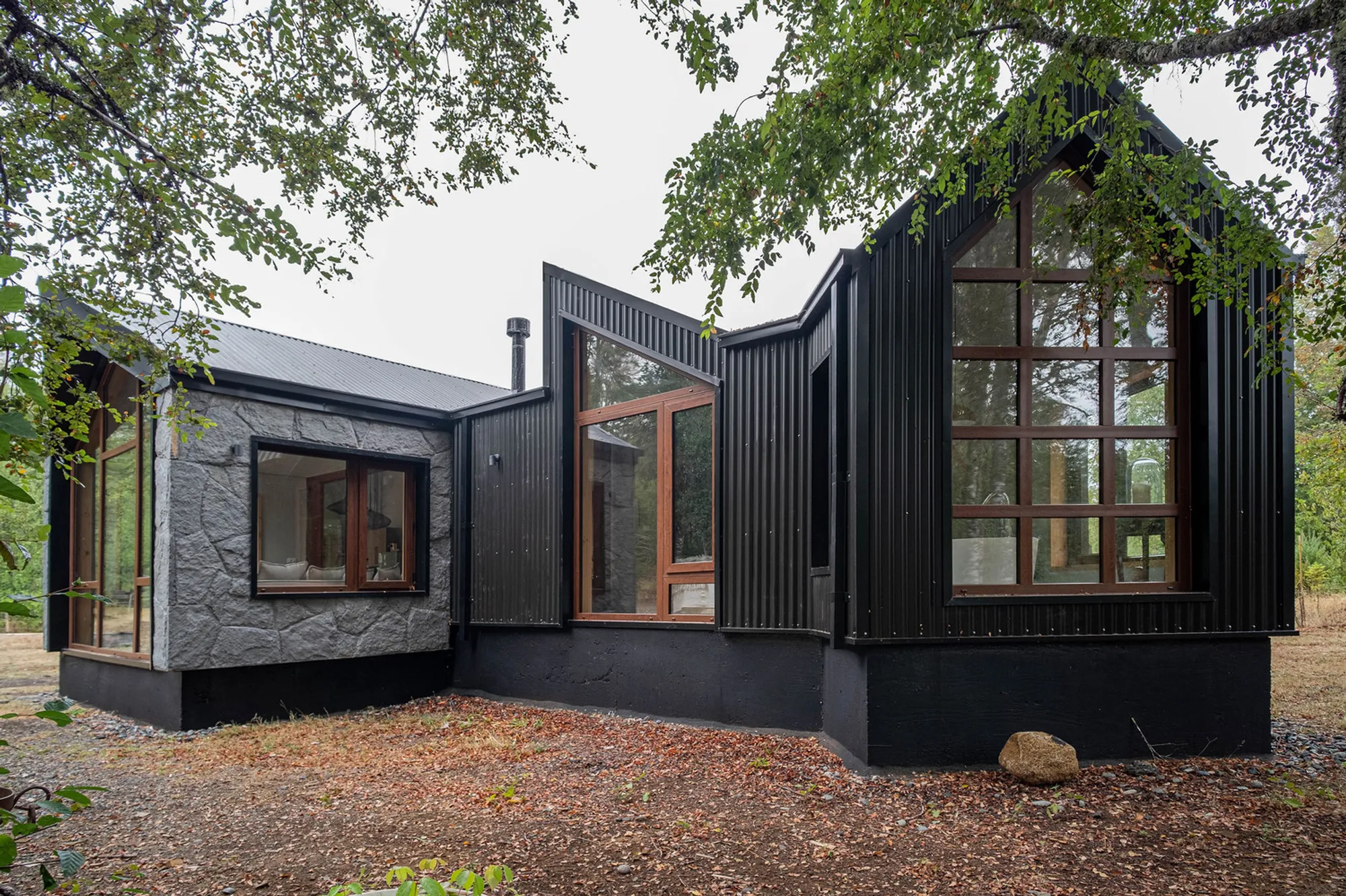 Hachi Cabin by Medio Arquitectura: A Minimalist Forest Refuge Rooted in Craft and Context
