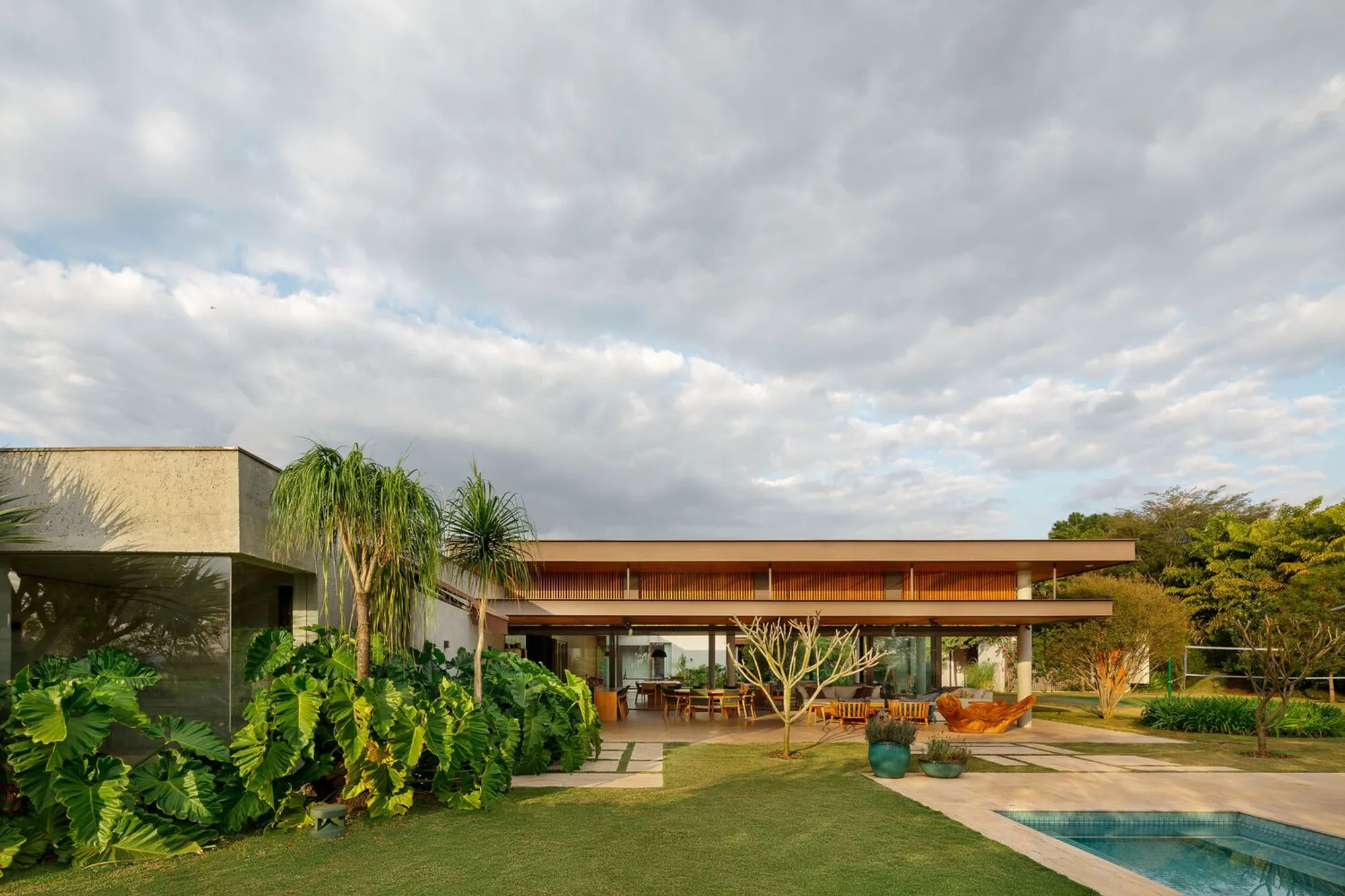 Mangabas Residence by Reinach Mendonça Arquitetos Associados: A Modern Brazilian Retreat Intertwined with Light, Landscape, and Leisure