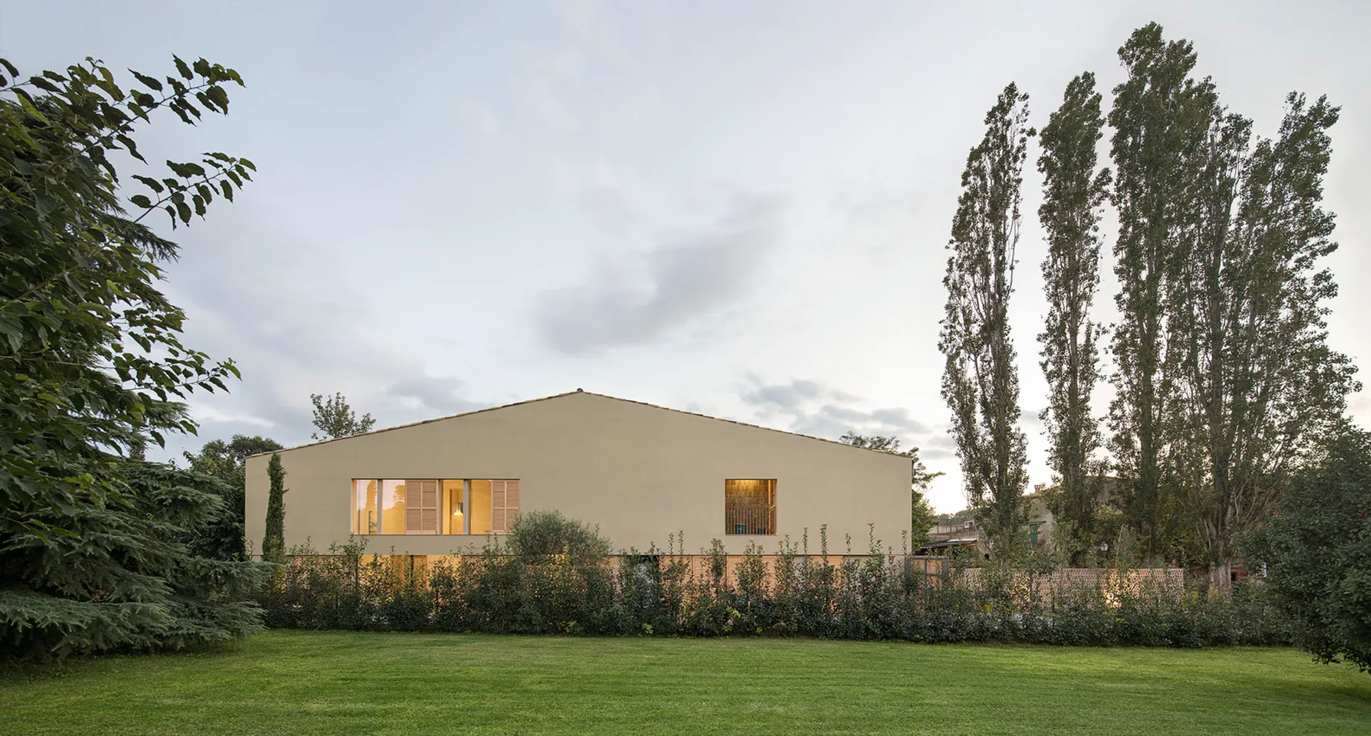 PIN8 House by PMMT Arquitectura: A Flexible, Bioclimatic Home Inspired by Heritage and Nature