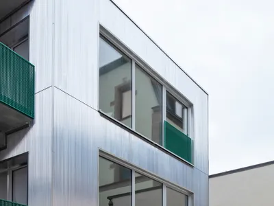Super Future Collective Squeezes a Zigzag Aluminum Housing Block into a Nuremberg Backyard