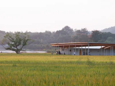 Studio Dali Architects Wraps an Agricultural Lab Around a Curved Courtyard in Yuhang's Rice Fields