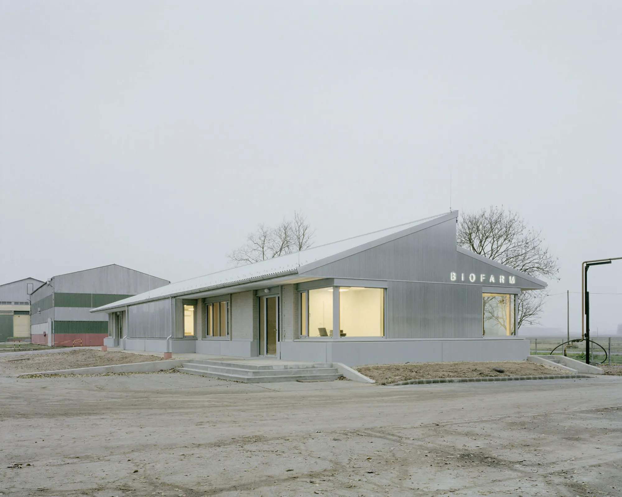 KONTEXTUS Builds a Timber Workplace for Farmers and Staff on the Hungarian Plains