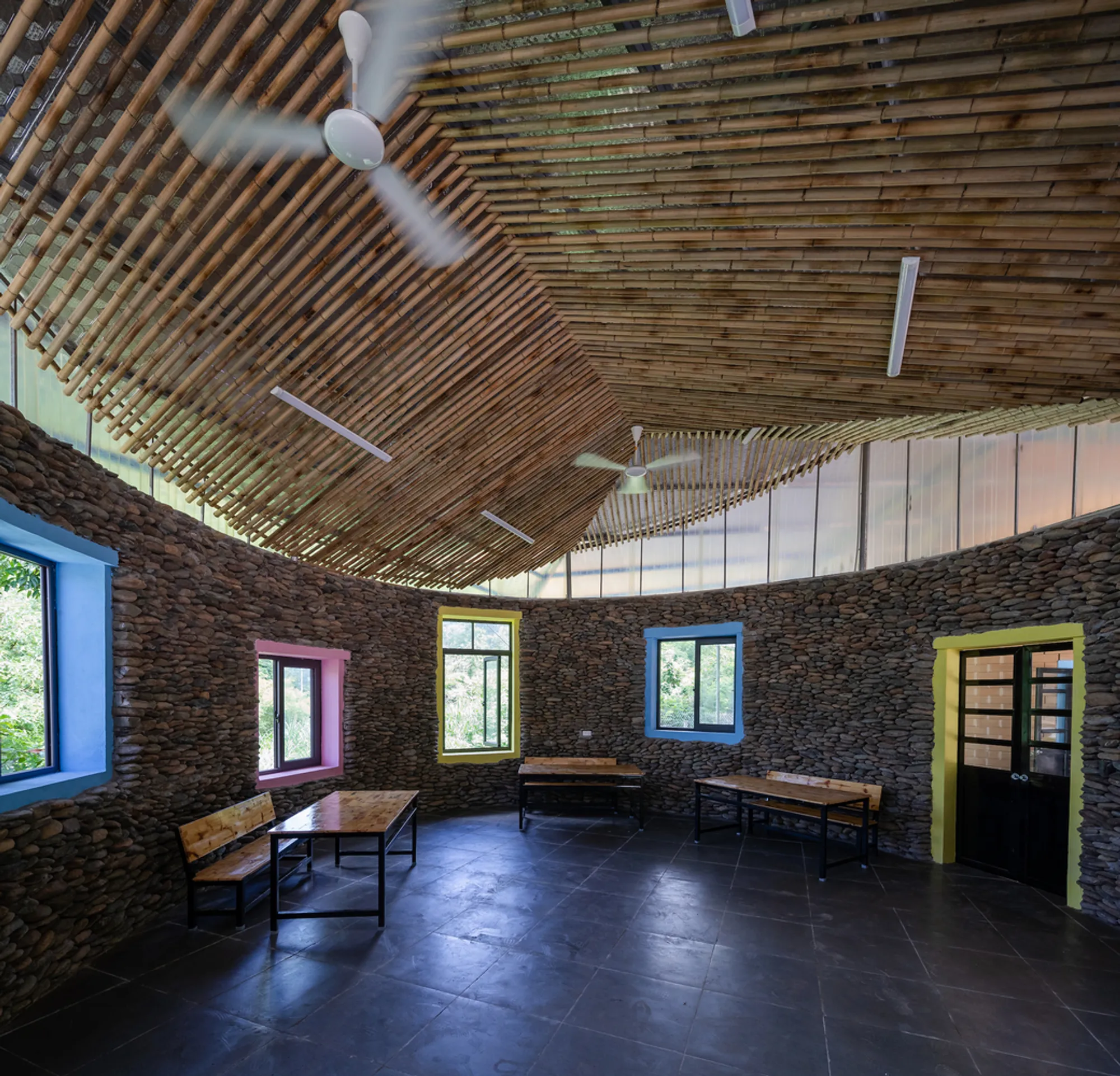 1+1>2 Architects Build a Mountain School from 80,000 River Stones in Rural Vietnam