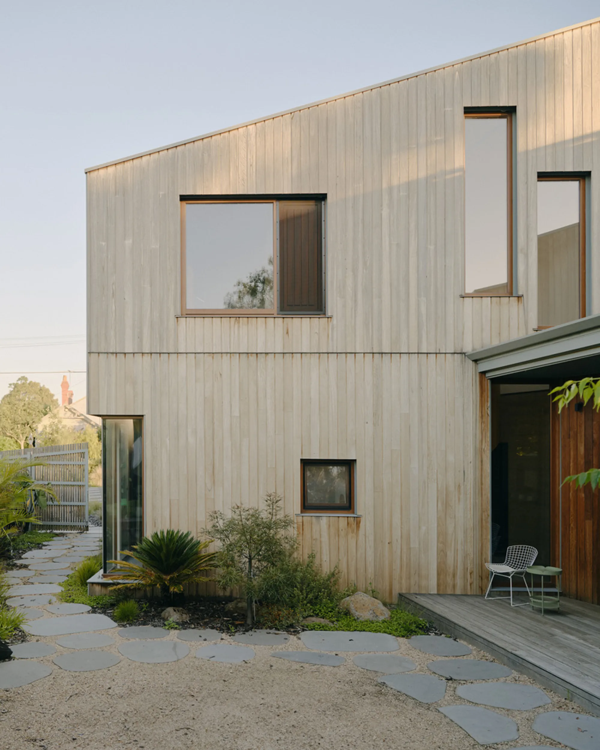 Steffen Welsch Architects Wraps a Passive Solar Family Home Around a Northern Courtyard in Melbourne
