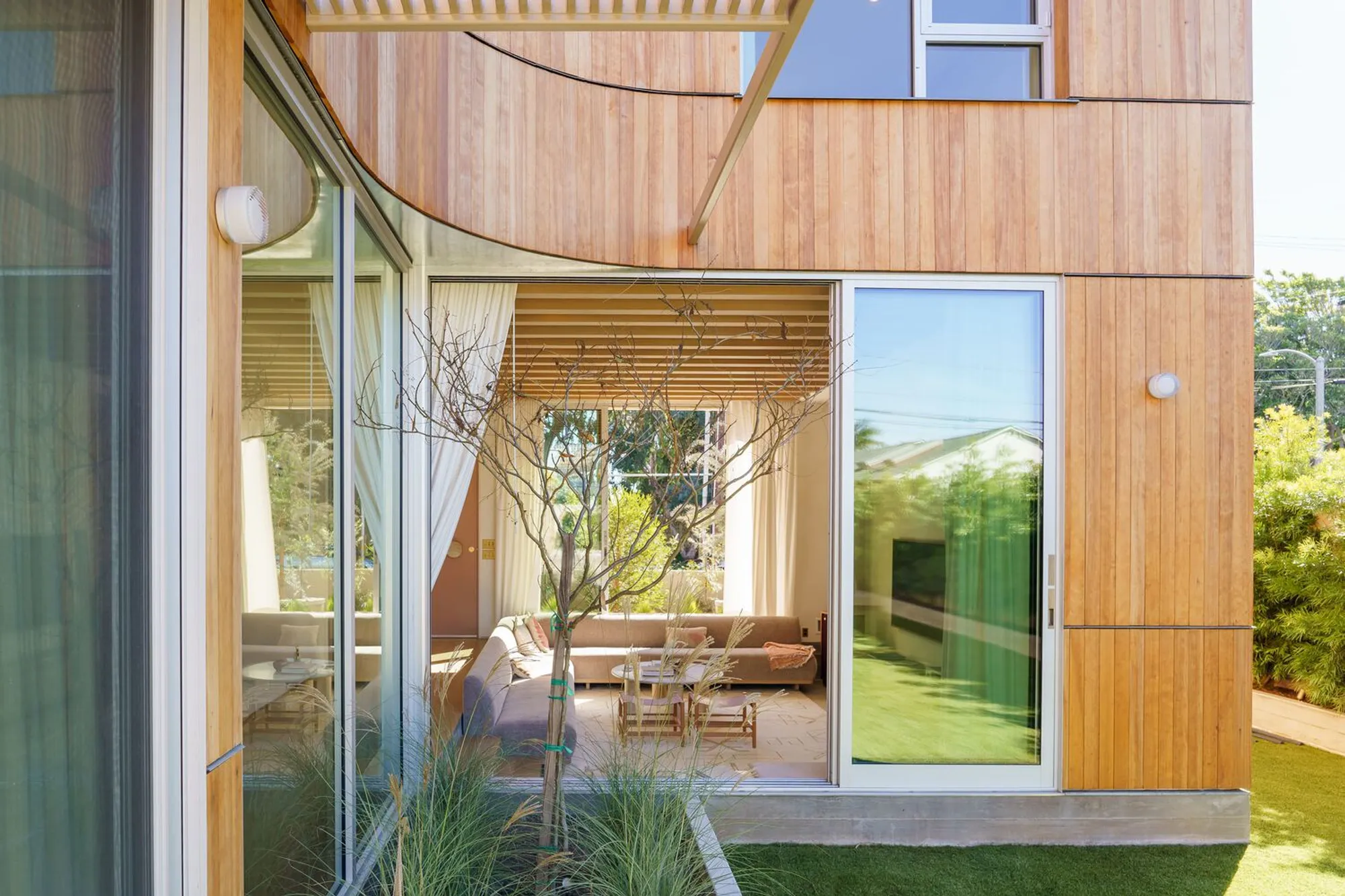Dimster Architecture Carves an L-Shaped Hilltop Home Above Santa Monica Bay