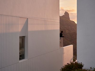 XStudio Stacks a Watchtower Home on a 9x4 Meter Plot in Gran Canaria's Volcanic Summit