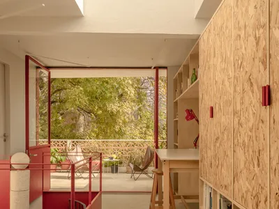 AMASA Estudio Carves a Garnet-Red Art Studio from a Coyoacán Rooftop