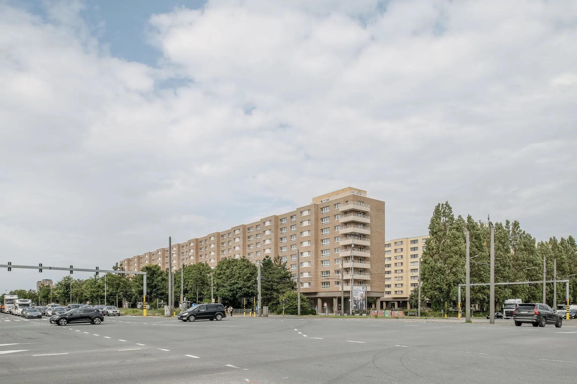 A2D and Vanhecke & Suls Restore 672 Units of 1950s Modernist Social Housing in Antwerp