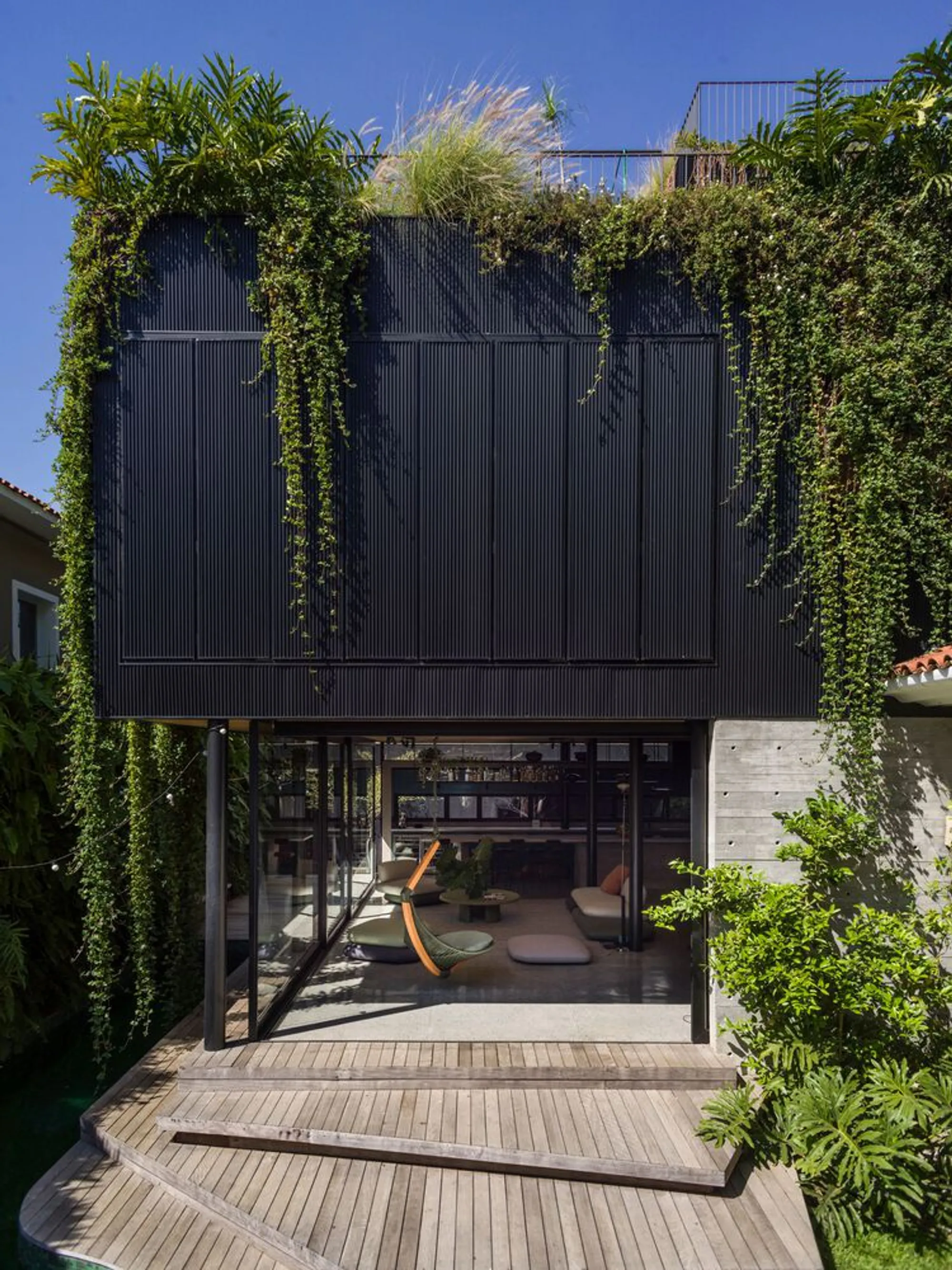 Claudia Haguiara Arquitetura Rescues a 1940s São Paulo House and Grafts a Steel Tower Onto It