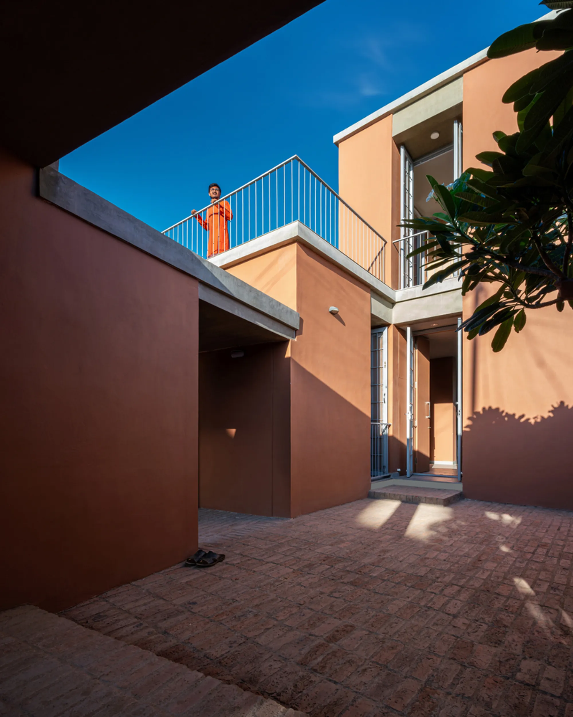 pk_iNCEPTiON Lets Domestic Life Spill Across Courtyards in a Narrow Maharashtra Home