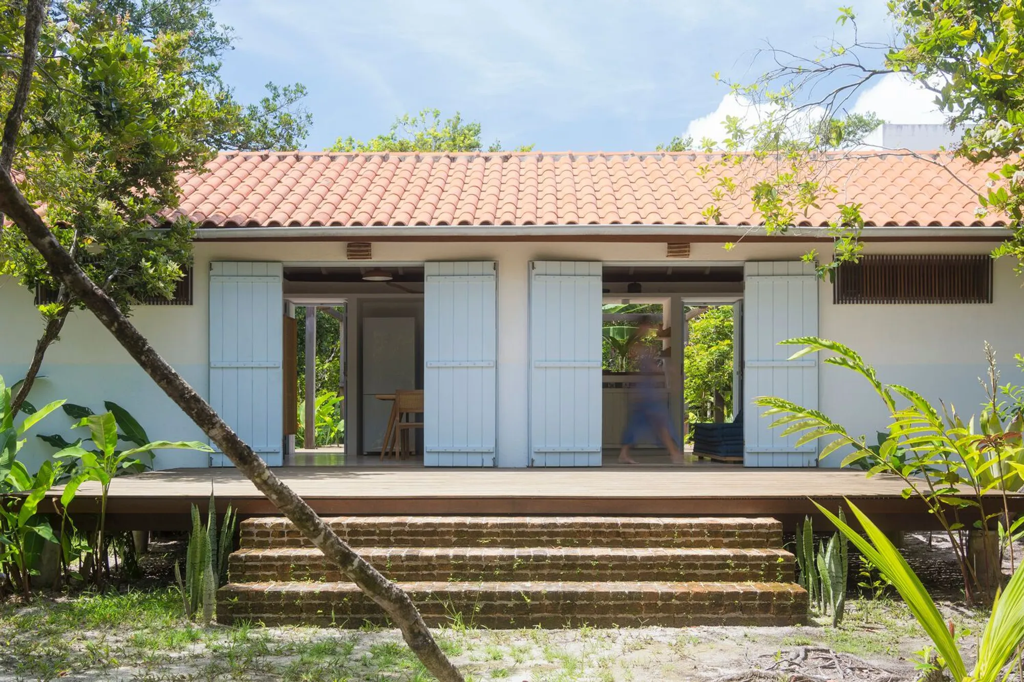 Cecchi Millan Plants a 70-Square-Meter Pavilion on the Sands of a Bahian Beach