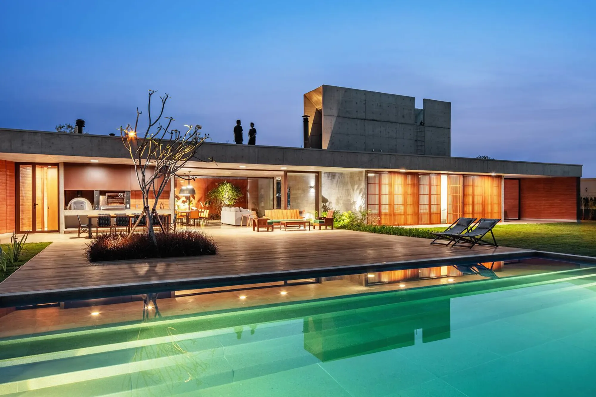 UNA Barbara e Valentim Build a Curved Rammed Earth House at the Foot of São Paulo's Serra do Japi