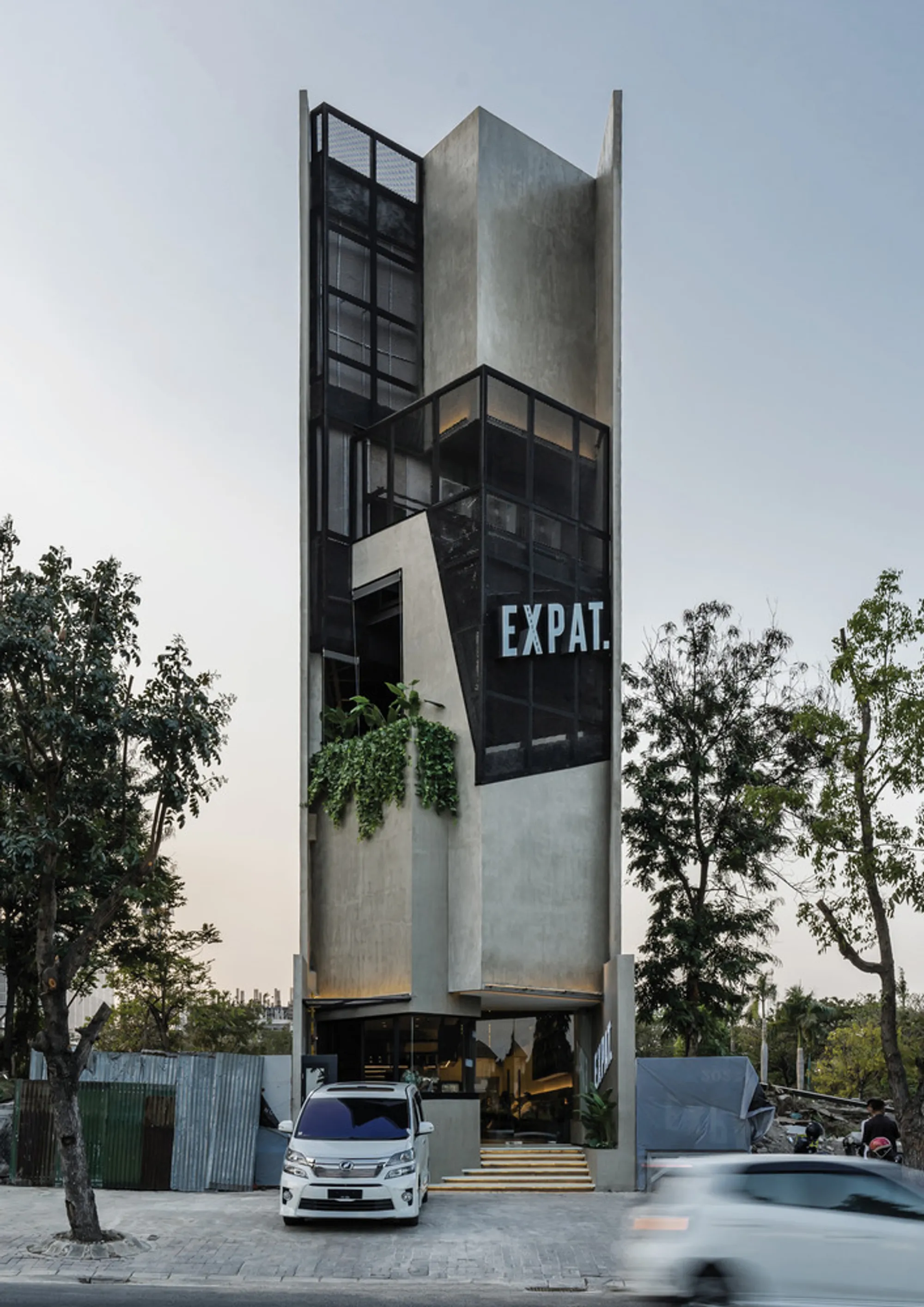 Expat Roasters by WHAstudio: A Fusion of Industrial and Natural Aesthetics in Surabaya