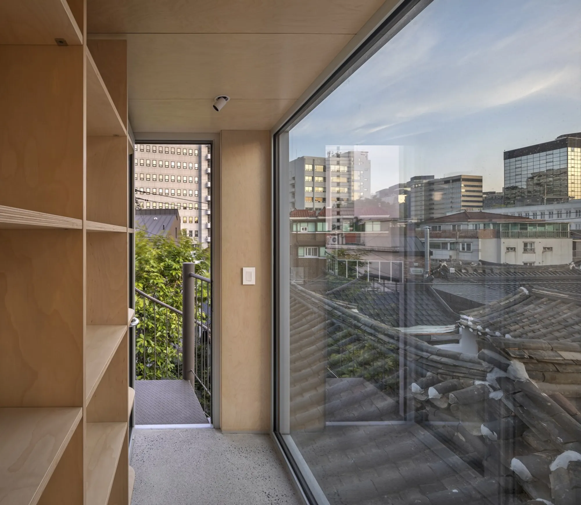 YounghanChung Architects Builds a Modern Sarangbang on a 58-Square-Meter Plot in Seoul