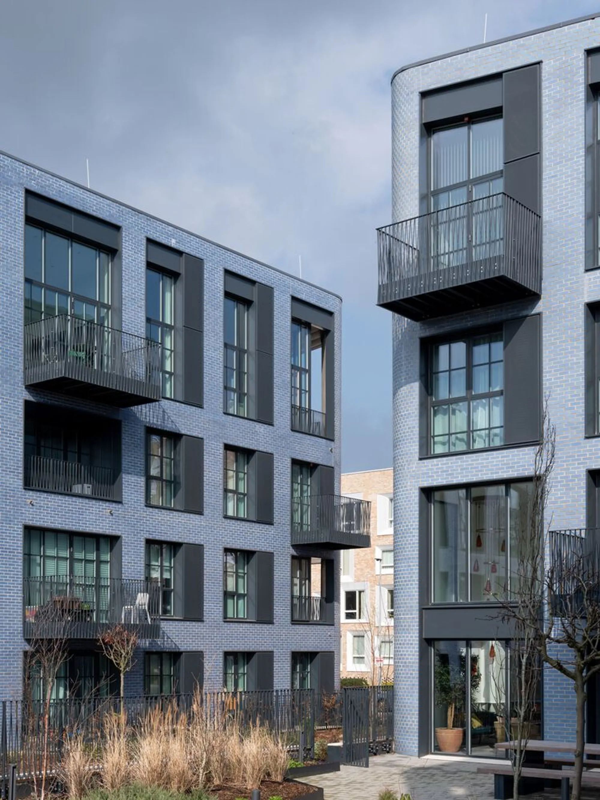 Alison Brooks Architects Merges Mill Typology and Collegiate Courts in a Net-Zero Cambridge Housing Scheme