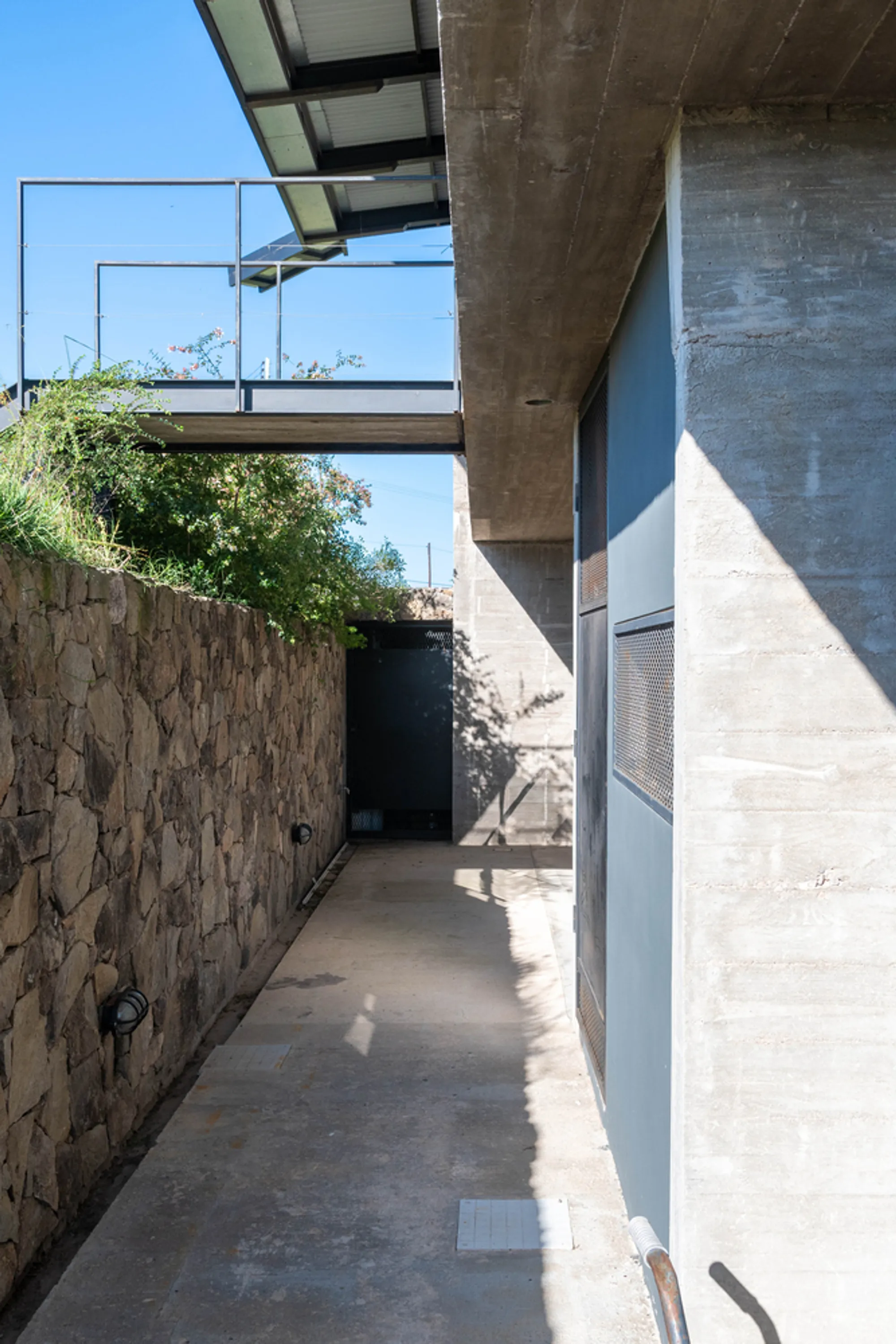 3164.estudio and SDF Arquitectos Land a Steel-and-Concrete Lodge on a Córdoba Hillside