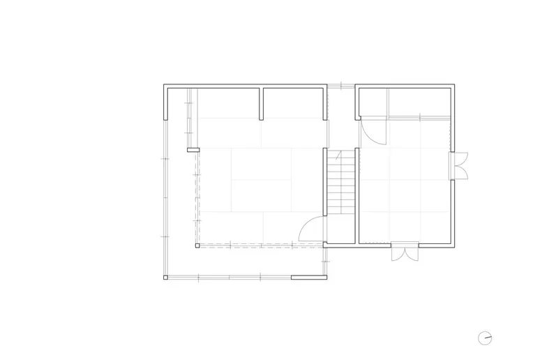 Floor plan drawing depicting staircase core flanked by bedroom and side chamber