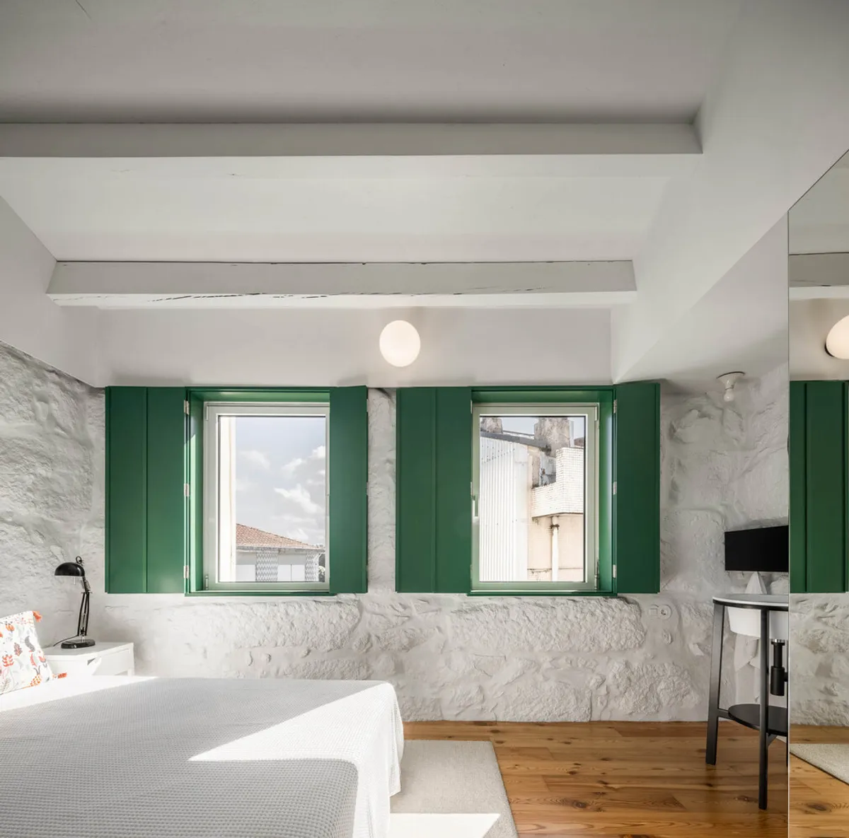 Urban Island Renovation: Covelo House by spaceworkers