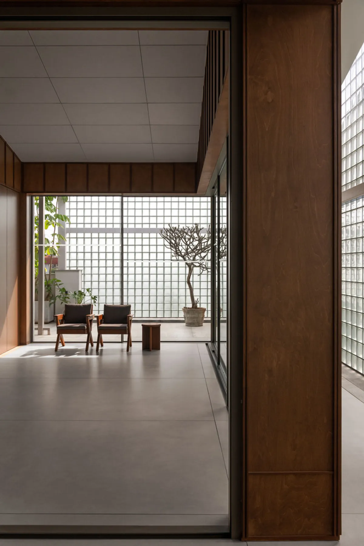 Studio Prakruthi Places a Demountable Timber Office on a Bangalore Rooftop