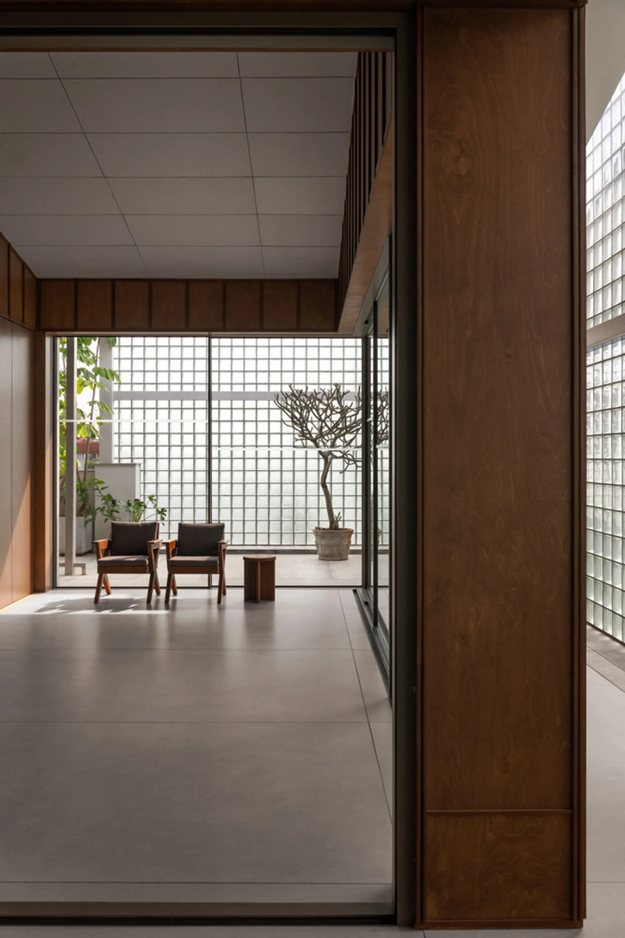 Studio Prakruthi Places a Demountable Timber Office on a Bangalore Rooftop