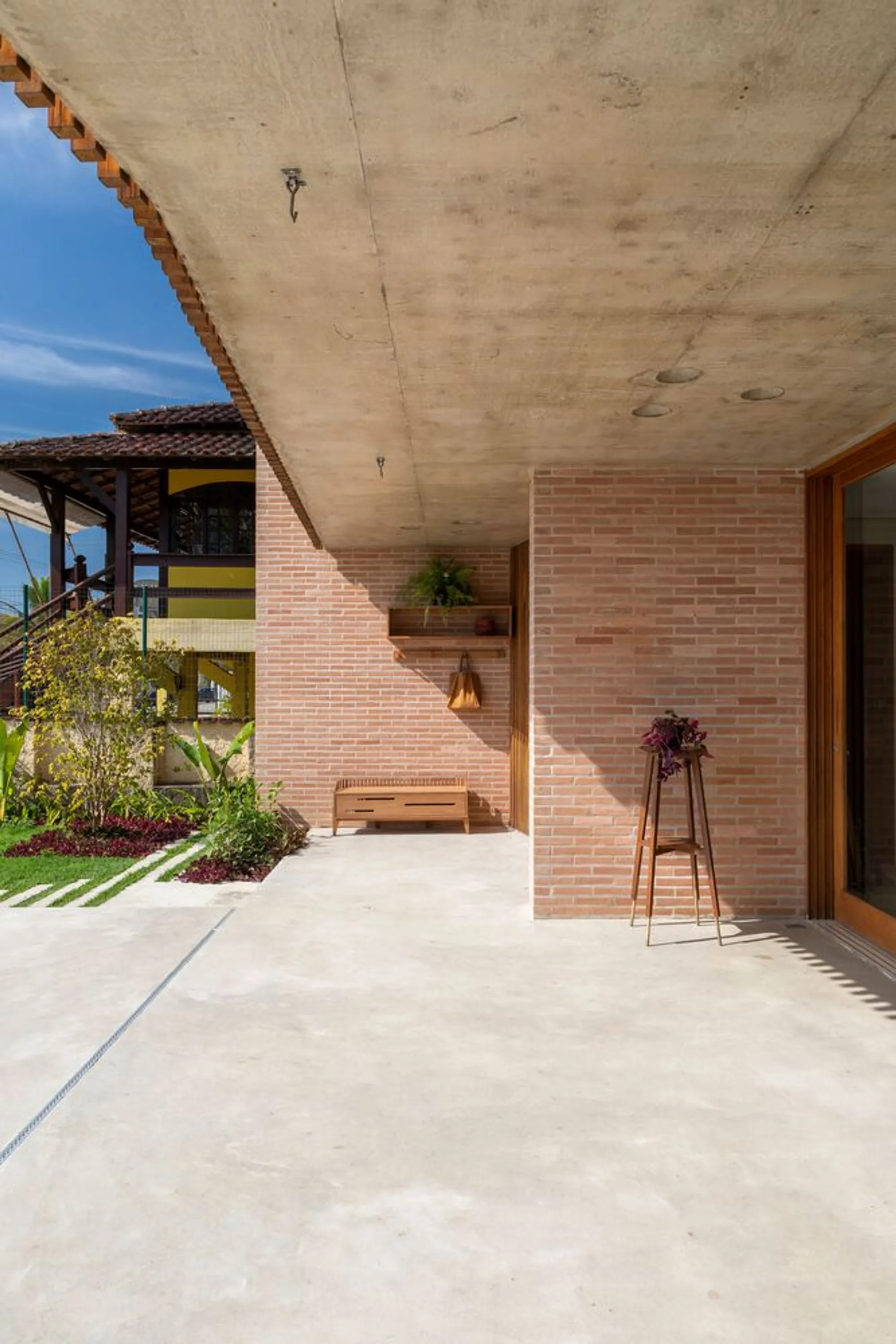 Arquipélago Arquitetos Tucks a Brick-and-Timber Retreat Behind a Perforated Wall on Paraty's Coast