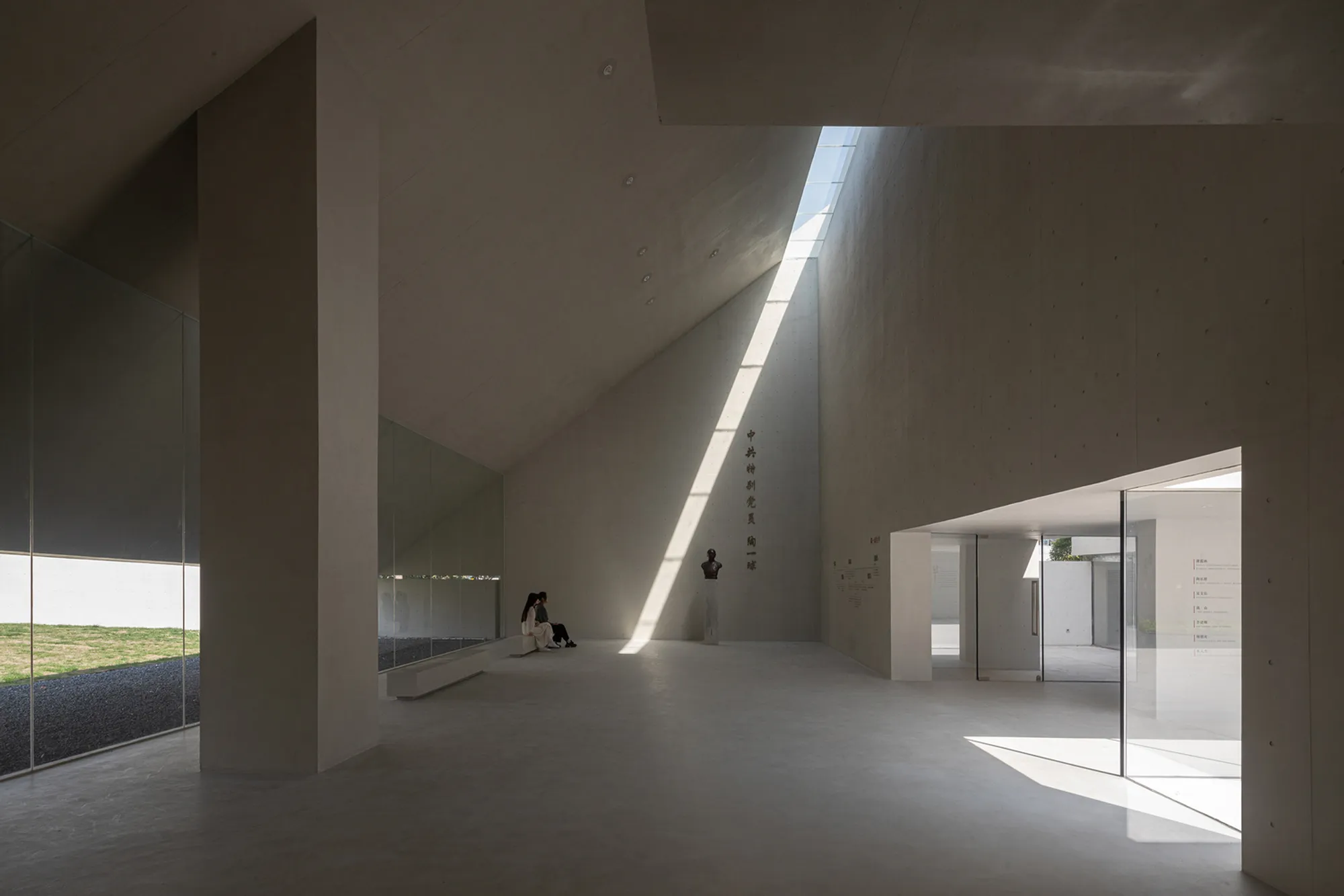 Atelier Deshaus Folds Light and Memory into a Narrow Suzhou Memorial Hall