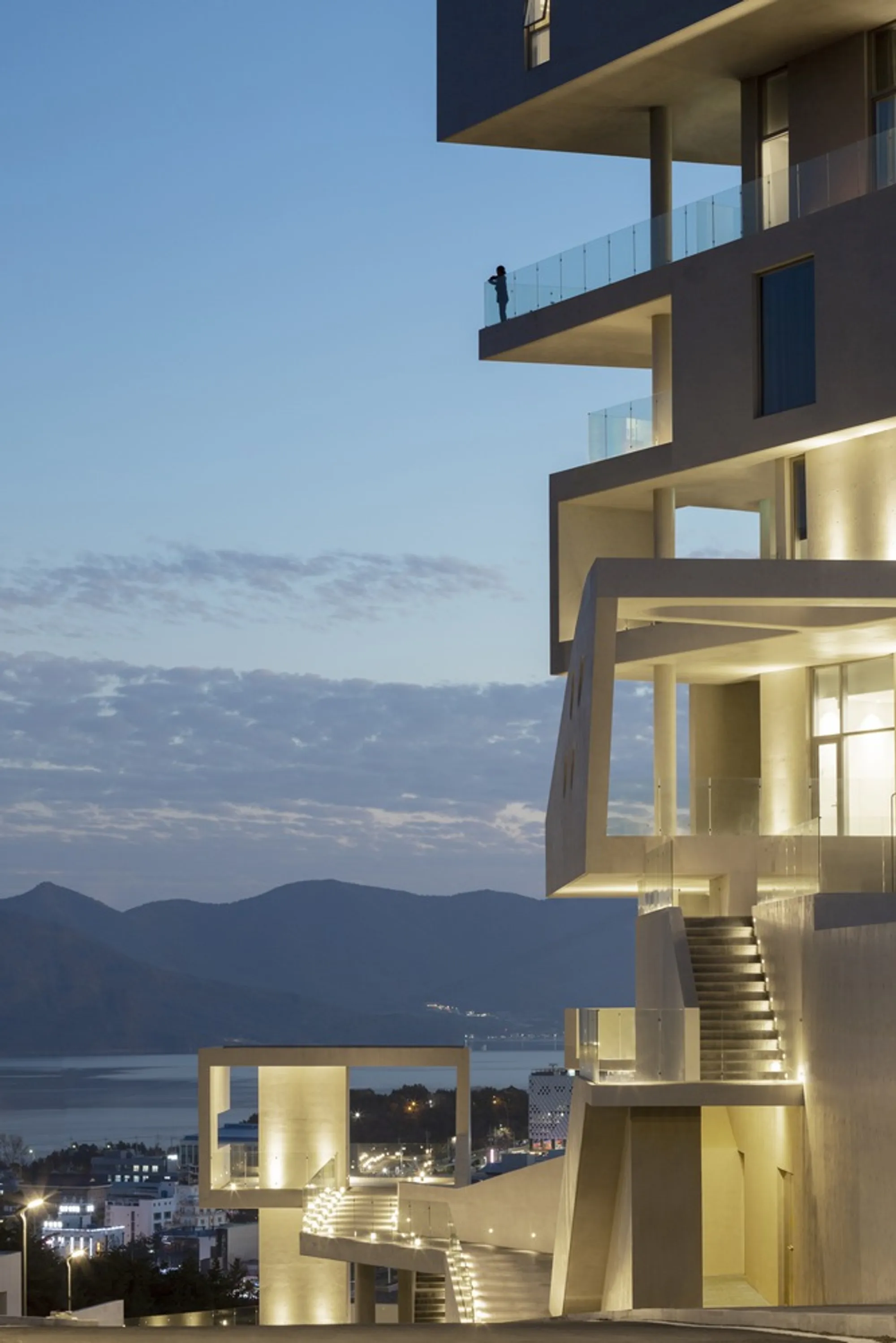Heesoo Kwak and IDMM Stack Cantilevered Concrete Decks on a Yeosu Mountaintop Hotel