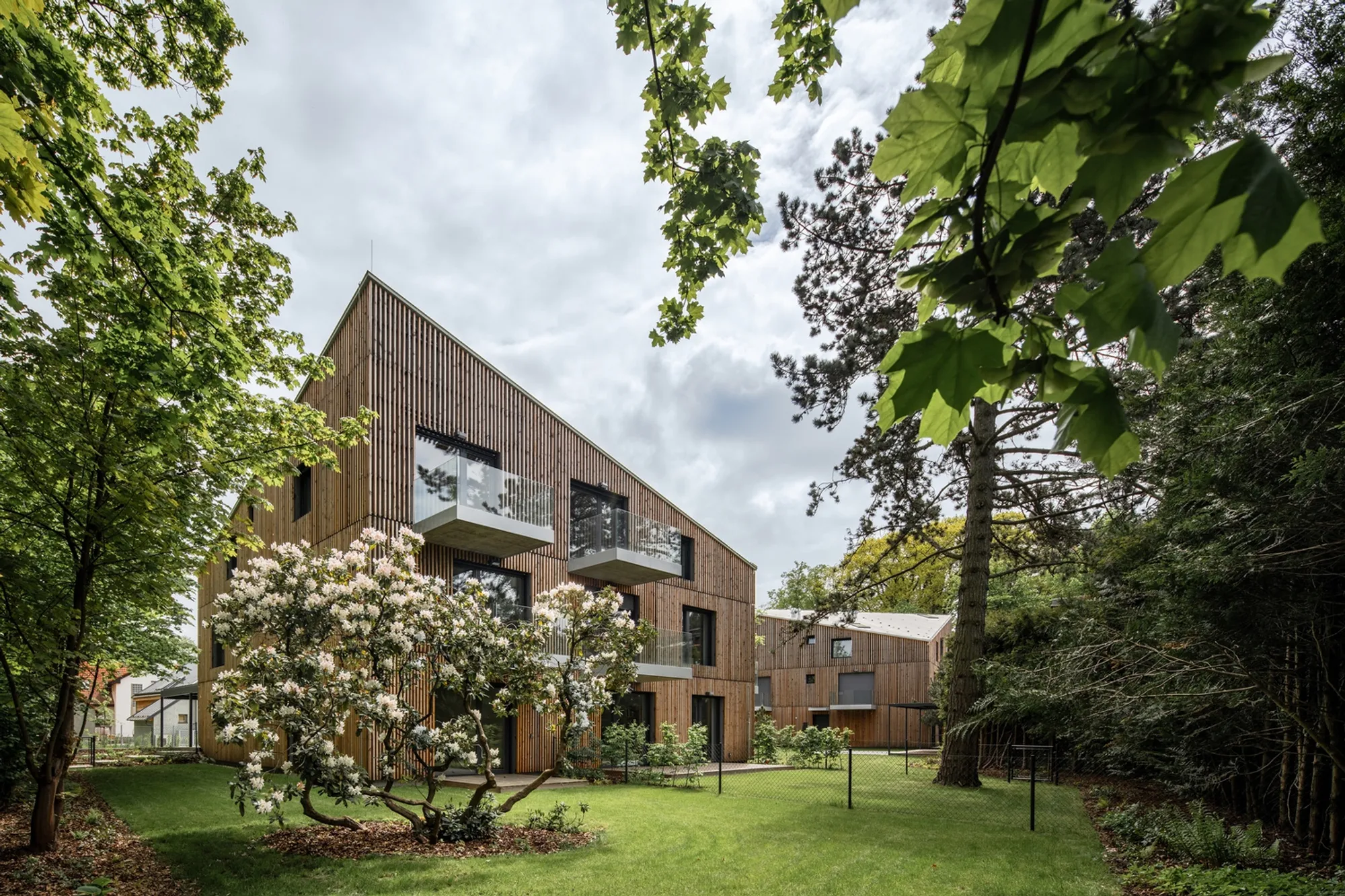 Kamenice Villas by NEW HOW Architects: A Harmonious Blend of Modern Design and Nature