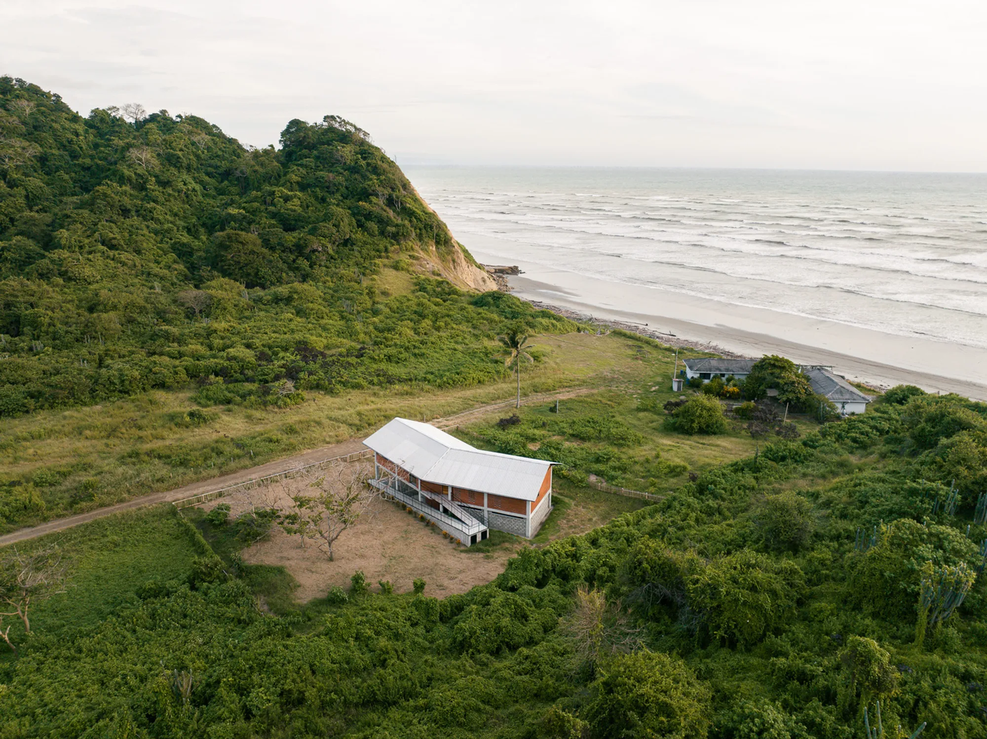 Los Aposentos House by Bernardo Bustamante Arquitectos: A Sustainable Coastal Retreat in Ecuador