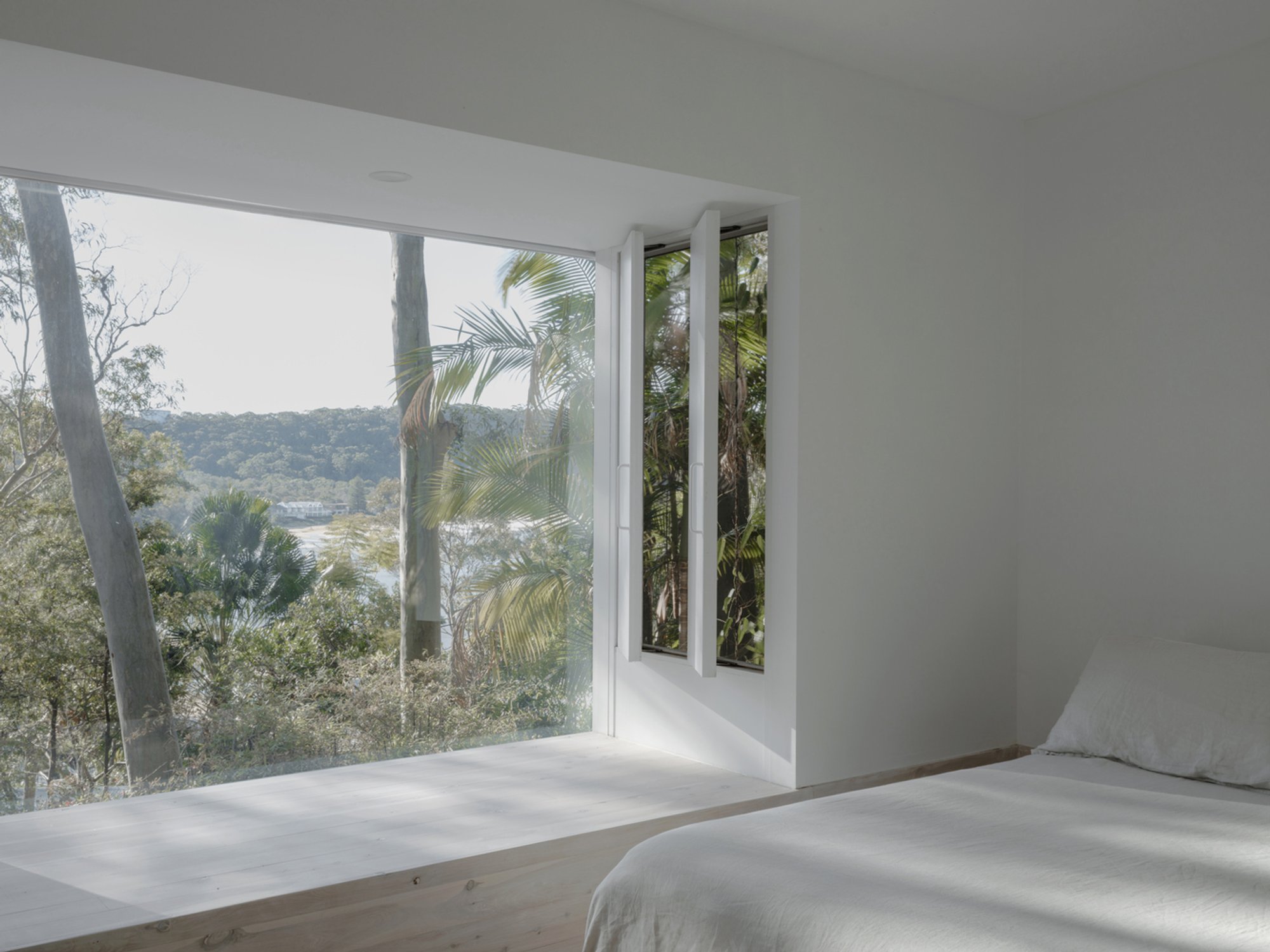 Sustainable Coastal House Design: Window, Window, Window House by panovscott