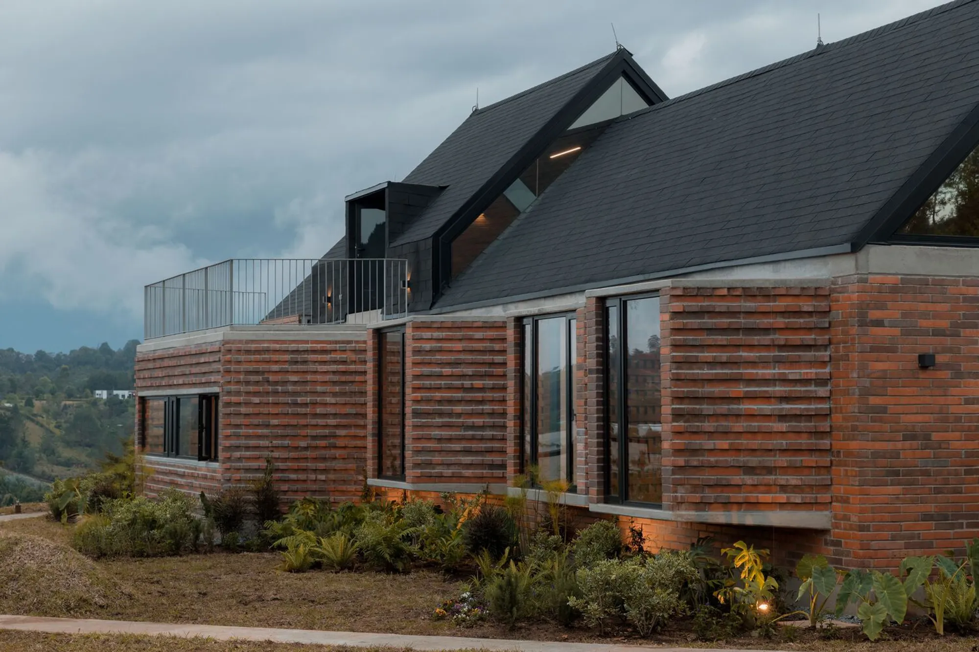 Morroplancho House by Capa Arquitectura: A Harmonious Dialogue with the Landscape