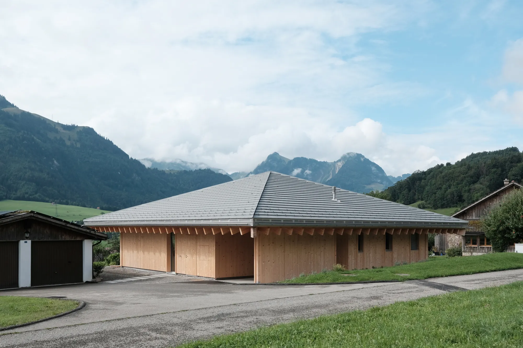 House with a Pyramid Roof by Charly Jolliet Architecte: A Modern Interpretation of Alpine Living