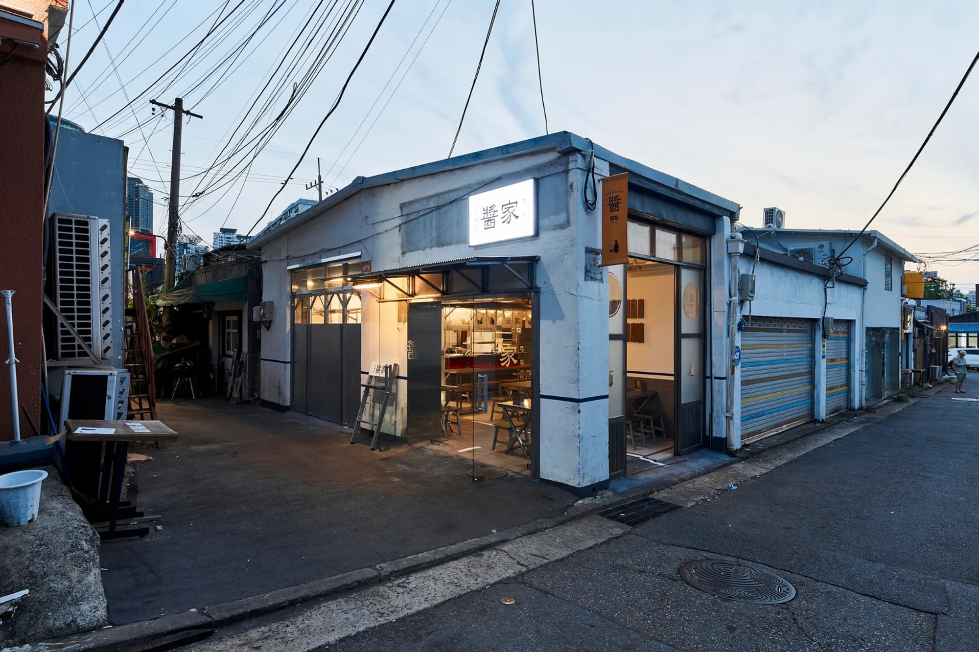 Zang-zip Korean Indoor Street Bar by OMO-Studio: A Fusion of Tradition and Urban Aesthetics