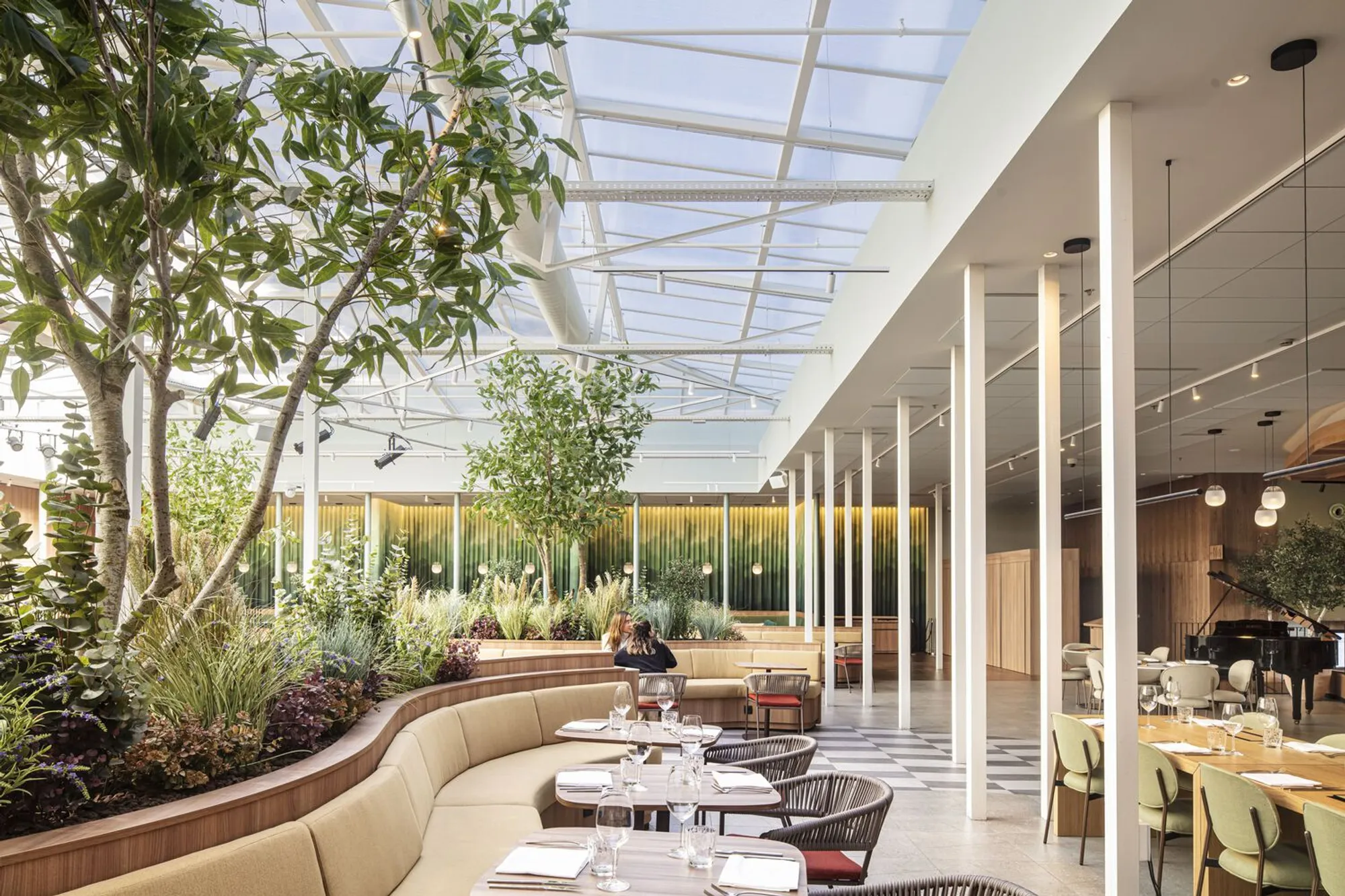 Simultaneo Bar at Hotel Plaza: A Fusion of Gastronomy and Design