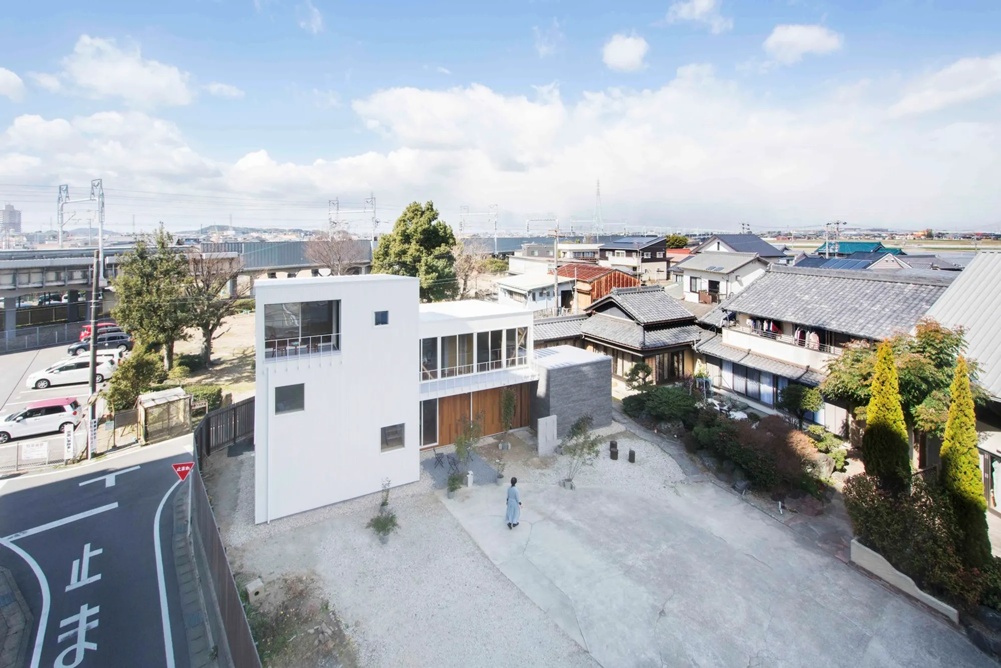 House Surrounding the Courtyard by Studio Velocity