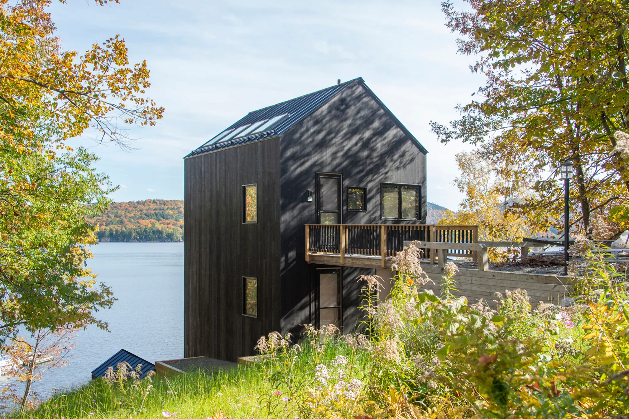 Indian Lake House by PJCArchitecture: A Harmonious Lakeside Retreat
