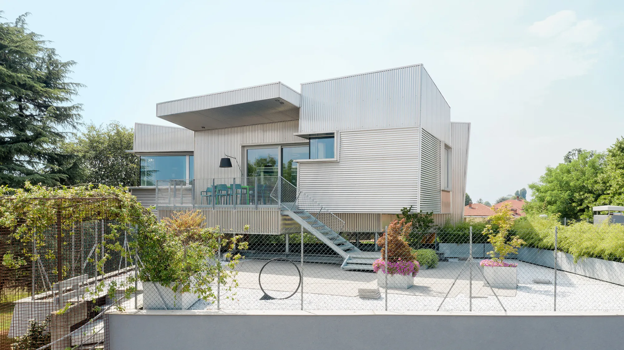 The Hole with the House Around by Elastico Farm: A Masterpiece Blending Nature and Innovation