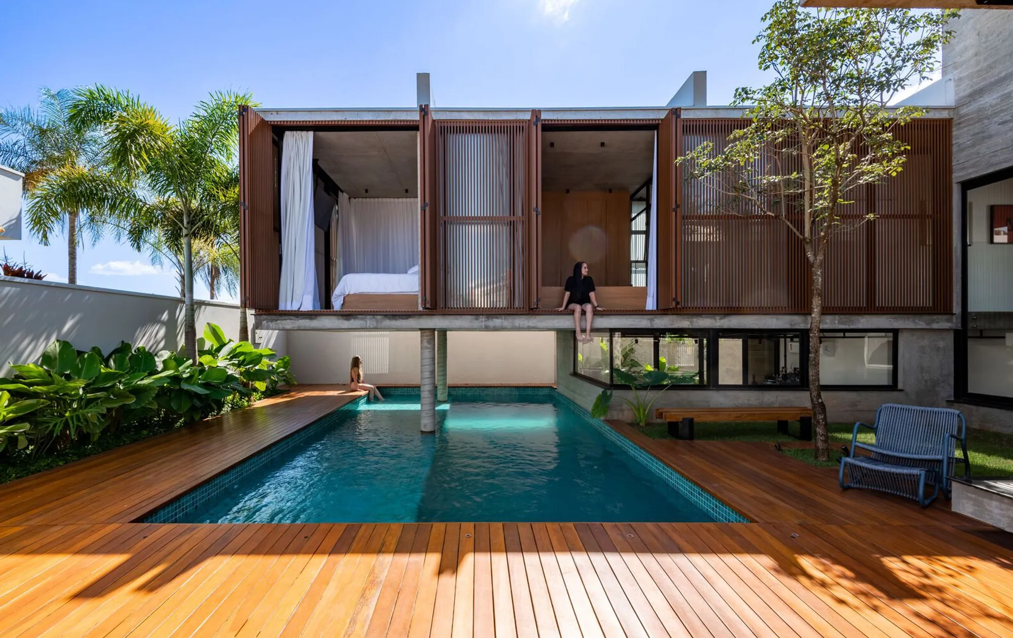 Patio House by Caio Persighini Arquitetura: A Harmonious Fusion of Space and Nature