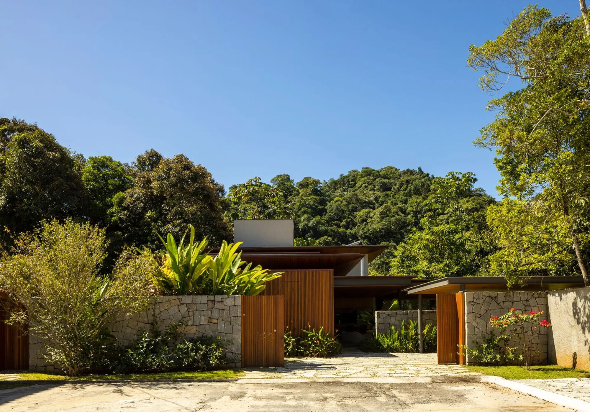 CCL Residence by Pitta Arquitetura: A Tropical Haven in Ubatuba