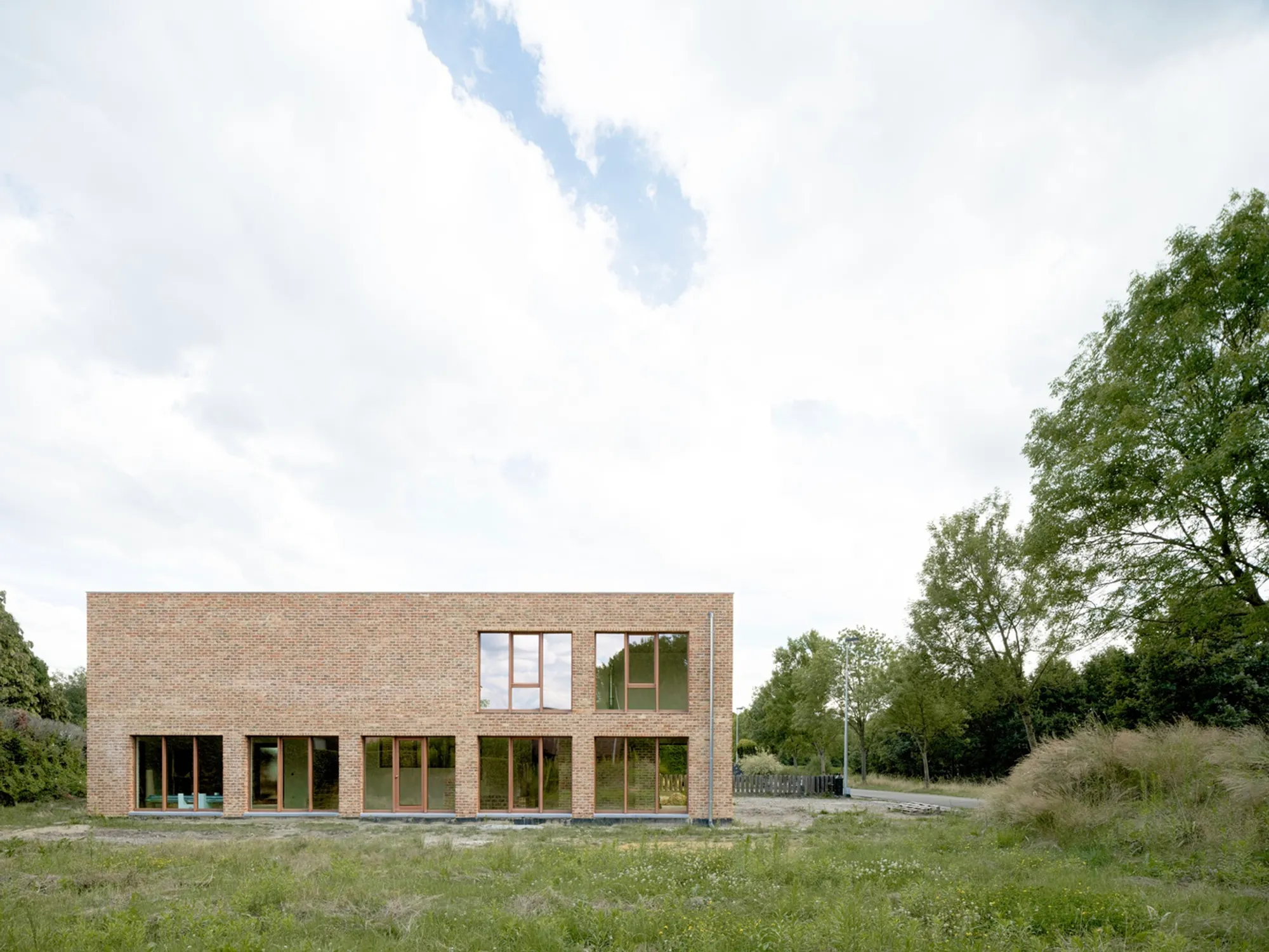 Patio House Vijver by BOT Architektuurcollectief: A Sustainable Transformation in Diepenbeek, Belgium